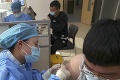 V Číne zaočkovali 52 miliónov ľudí: Podľa odborníka je tempo vakcinácie pomalé