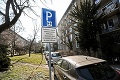 Po oboch stranách Dunaja sa riešia problémy s odstavenými autami: Zachránia situáciu v Bratislave parkovacie domy?!