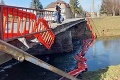 Opravu mosta v Partizánskom sľúbili ešte minulý rok: Zábradlie skončilo napokon v rieke