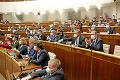 Parlament oblepený igelitom kvôli pozitívnym poslancom: Kotlebovci sa opäť predviedli