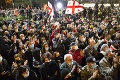 Masové demonštrácie v Gruzínsku naberajú na sile: Protestanti sú za vypísanie predčasných volieb