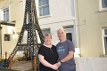 Manželia nemohli pre koronu do Paríža, Eiffelovku si postavili pred domom: Teraz hasia problém