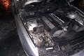 Drsná pomsta v Nových Zámkoch: Mladík hodil známemu do auta zapálené rúško!