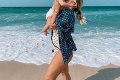 Cibulková zobrala Jakubka na pláž: Takto si drobec užíval fotenie s maminou
