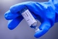 Vedci hlásia, že už majú bezpečnú vakcínu proti COVID-19: Britská vláda objednala 100 miliónov dávok