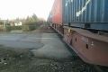 Hrozivá nehoda v Miloslavove: Auto sa zrazilo s nákladným vlakom
