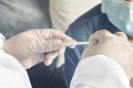Britániu bičuje koronavírus: Za deň jej pribudlo vyše 26 000 nových prípadov nákazy