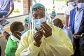 Bohaté štáty nechávajú chudobným odrobinky: Desiatka majetných krajín vykúpila alarmujúci počet vakcín