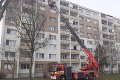 V Komárne horí byt: Na mieste zasahujú hasiči