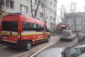 V Komárne horí byt: Na mieste zasahujú hasiči