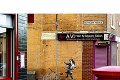 Obyvatelia sú nešťastní: Banksyho dievčatko vytrhli zo steny domu