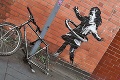 Obyvatelia sú nešťastní: Banksyho dievčatko vytrhli zo steny domu
