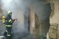 Požiar v Nitre: Hasiči zachránili z horiacej budovy dve osoby