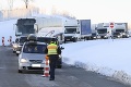 Vodiči pocítili opatrenia na vlastnej koži: Na česko-nemeckých hraniciach sa tvoria niekoľkokilometrové kolóny