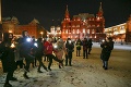 Stúpenci Navaľného pozmenili svoju taktiku: Zišli sa na pokojnom proteste len so svietiacimi mobilmi v rukách