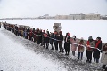 Stúpenci Navaľného pozmenili svoju taktiku: Zišli sa na pokojnom proteste len so svietiacimi mobilmi v rukách