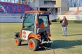 Viliam Ondrejka sa chytá každej roboty: Na traktore upravuje trávnik majiteľ klubu!