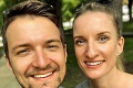 FOTOhádanka: Spoznávate na fotke známeho moderátora? S manželkou chovajú dážďovky