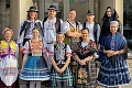 Folkloristi z Komárna vymenili javisko za testovacie stredisko: Čo je náročnejšie, obliecť sa do kroja alebo overalu?