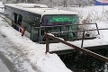 Pri Kremnici havaroval autobus! Vozidlo skončilo v potoku, hlásia zranených