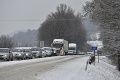 Česko v problémoch kvôli kalamite: Vodiči spali priamo na D1, šialené kolóny