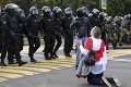 Bielorusko zatvára hranice pre cudzincov: Do ulíc Minska vyšli davy ľudí