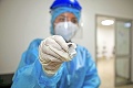 Vakcína nad zlato: Zo spasiteľov sa stávajú zradcovia, odborníci zdvíhajú pri výrobcoch varovný prst