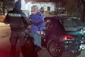 Policajti z Trenčína zastavili zvláštne pohybujúce sa auto: Odpadnete, čo im opitý vodič povedal