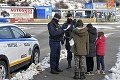 Neslávne známe košické sídlisko obkľúčili policajti aj armáda: Tvrdý režim pre obyvateľov Luníka IX!