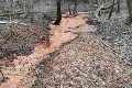 Záhada v Handlovej: Miestna rieka sa sfarbila do oranžova, mesto kontaktovalo odborníkov
