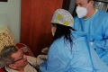 Seniori z Kolárova vítali zdravotníkov v dobrej nálade: Vakcínu dostal aj 99-ročný pán