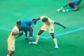 Nevídaný moment v africkej divízii: Hráč si zobral loptu do rúk a potom to prišlo