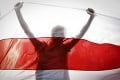 Bielorusko zatvára hranice pre cudzincov: Do ulíc Minska vyšli davy ľudí