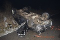 Tragédia na strednom Slovensku, auto skončilo na streche: Vodič († 37) nemal žiadnu šancu