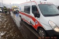 Nehoda sanitky, ktorá prevážala pacienta: Z auta ostala kopa šrotu, hlásia zranených