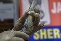 India spustila masovú očkovaciu kampaň: Vakcínu dostane 300 miliónov obyvateľov