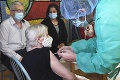Komplikácie v bratislavskom očkovacom centre? Sprievod seniorov sa zatiaľ vakcíny nedočkal
