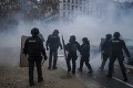 Francúzi opäť protestujú proti návrhu bezpečnostného zákona: Zraniť sa malo 12 policajtov
