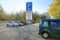 Nájsť voľné miesto je takmer nemožné: Bratislavská Petržalka zavádza prísnejšiu parkovaciu politiku