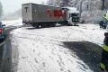 Husté sneženie v Žilinskom kraji spôsobilo chaos: Katastrofa na cestách!