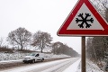 Vodiči, pozor: Polícia pre sneh na väčšine územia pripomína niekoľko rád správneho jazdenia