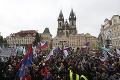 V Prahe sa protestovalo: Veľavravný nápis na holých prsiach a celebrity na čele burácajúceho davu
