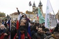 V Prahe sa protestovalo: Veľavravný nápis na holých prsiach a celebrity na čele burácajúceho davu