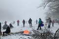 V Bratislave sneží! Perinbaba vyhnala ľudí z domov, Koliba hlási všetky parkoviská plné