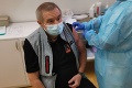 Odštartovali očkovanie v nemocnici v Liptovskom Mikuláši: Primár dostal dávku ako prvý