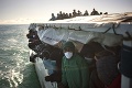 Na mori zažívali peklo: Loď Open Arms s 265 migrantmi dorazila k brehom Sicílie