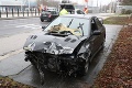 Na bratislavskej zastávke šlo o život: Vodič s autom vyletel na koľaje a z miesta ušiel!