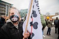 Brutálny protest, aký v Berlíne nezažili desaťročia: Demonštranti zranili desiatky policajtov