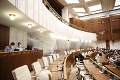 Parlament oblepený igelitom kvôli pozitívnym poslancom: Kotlebovci sa opäť predviedli