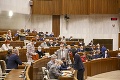 Parlament oblepený igelitom kvôli pozitívnym poslancom: Kotlebovci sa opäť predviedli